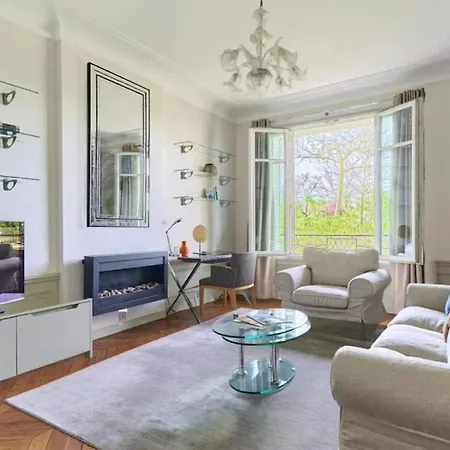 Bright And Chic Haussmannian Porte Maillot *